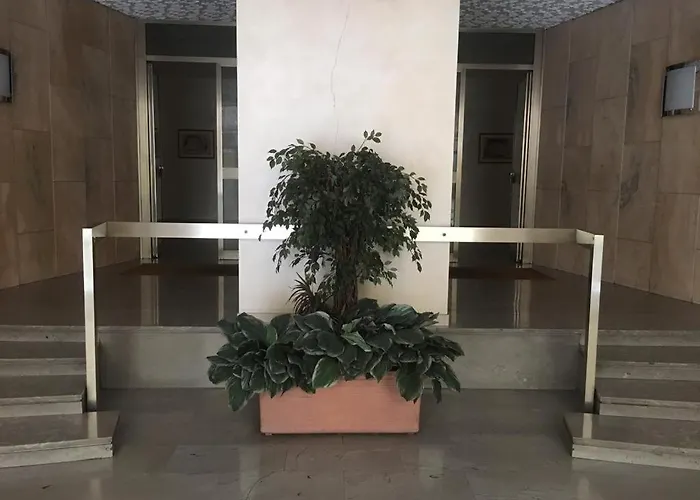 Cute And Cozy Train Station דירה