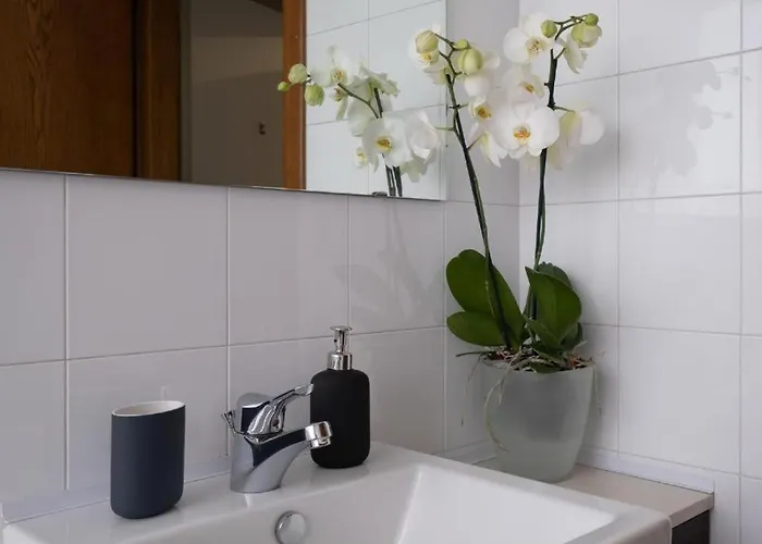 Cute And Cozy Train Station דירה